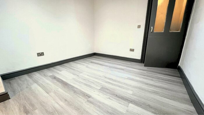 Flat To Rent In Crombey Street, Swindon, SN1