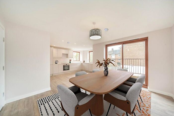 3 Bedroom Flat For Sale In Russell Road, Mitcham, CR4