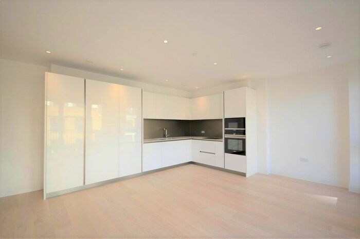 2 Bedroom Flat To Rent In Camera House, Pinewood Gardens, Teddington, TW11