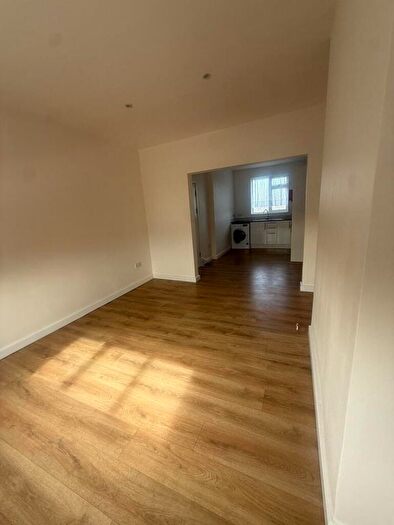 1 Bedroom Flat To Rent In Eastern Avenue, Ilford, IG2
