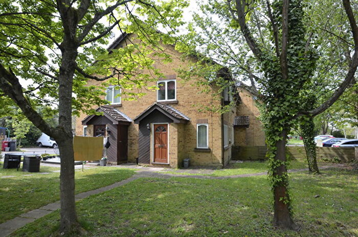 1 Bedroom Semi-Detached House To Rent In Albany Park, Slough, SL3