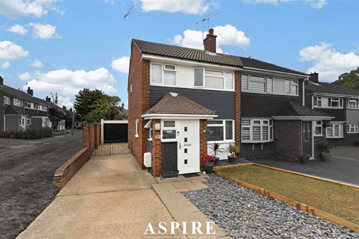 3 Bedroom Semi-Detached House For Sale In The Rundels, Benfleet, SS7