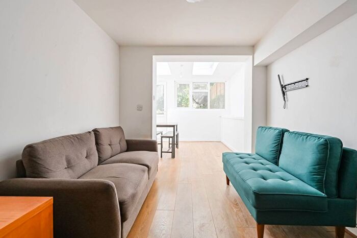 2 Bedroom Flat To Rent In Blackstock Road, Finsbury Park, London, N4