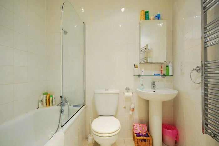 1 Bedroom Flat To Rent In St John's Hill, Wandsworth, London, SW11