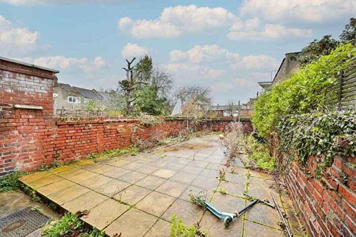 3 Bedroom Flat For Sale In Wendover Road, Harlesden, London, NW10
