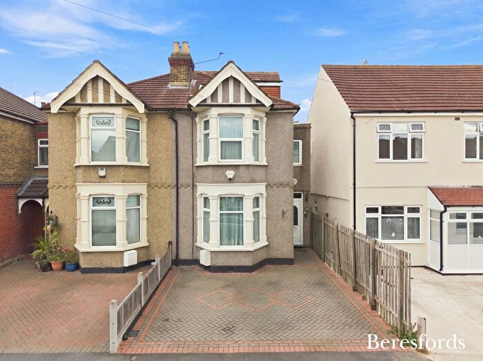 3 Bedroom End Of Terrace House For Sale In Pembroke Road, Ilford, IG3