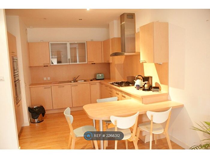 2 Bedroom Flat To Rent In Castlebank Place, Glasgow City, G11