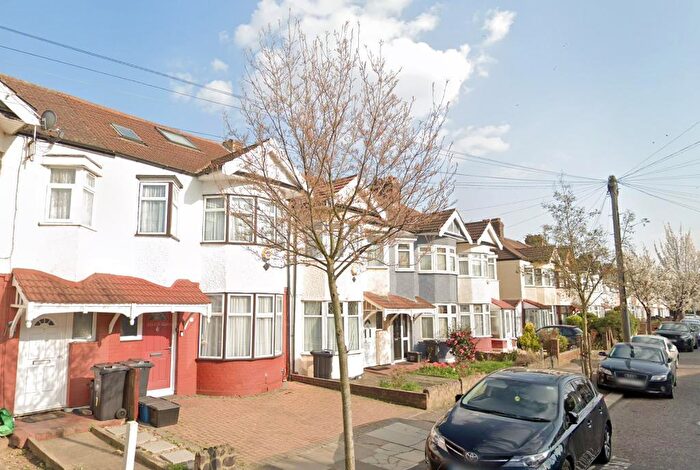 2 Bedroom Apartment To Rent In Tylehurst Gardens, Ilford, Essex, London, IG1