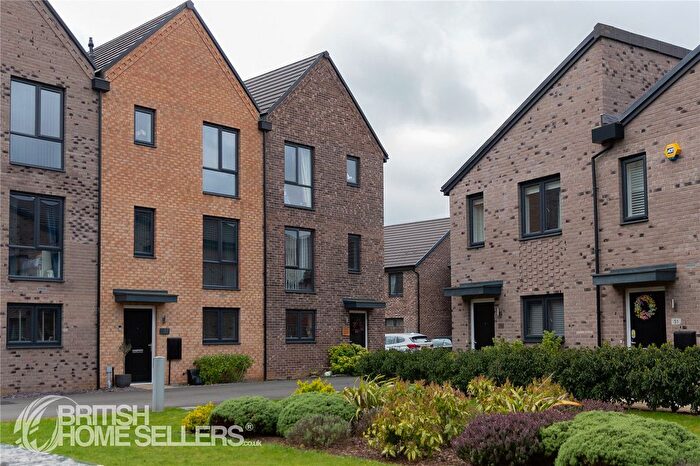 4 Bedroom End Terrace House For Sale In Woodyard Avenue, Chesterfield, Derbyshire, S41