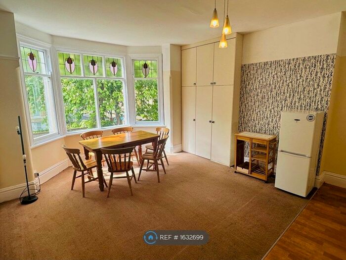 2 Bedroom Flat To Rent In Wood Road, Manchester, M16