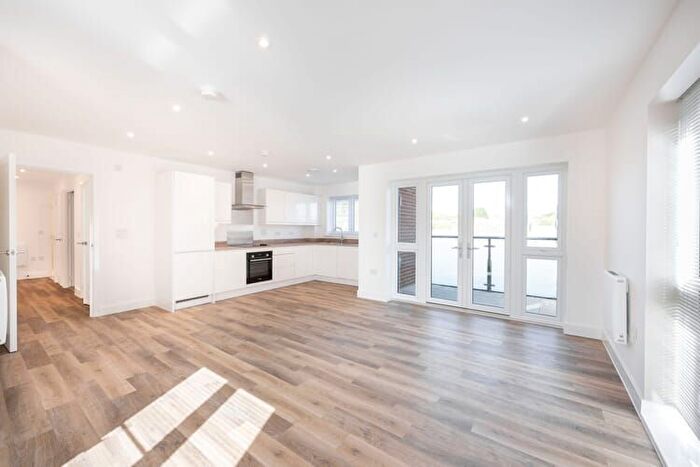 2 Bedroom Flat For Sale In So Resi Finchampstead, RG40