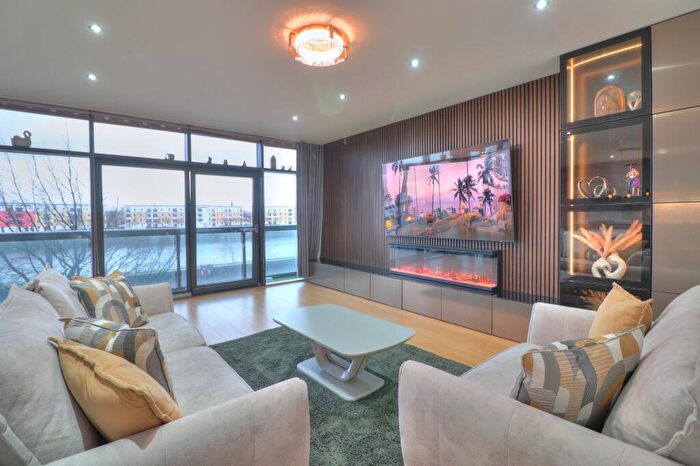 2 Bedroom Flat For Sale In Lancefield Quay, Glasgow, G3