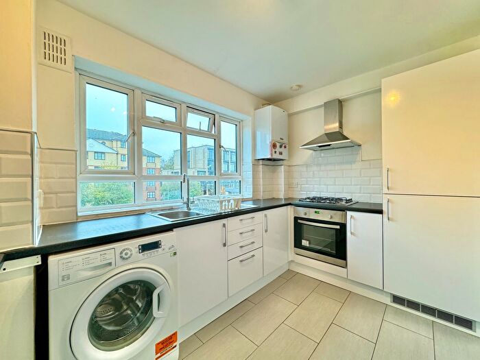 3 Bedroom Flat To Rent In Orchard Mead House, Finchley Road, London, NW11