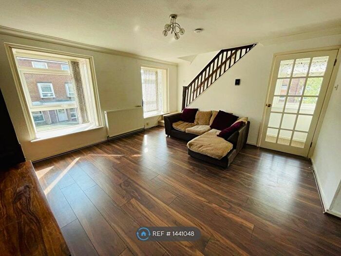 2 Bedroom Maisonette To Rent In Cotelands, Croydon, CR0