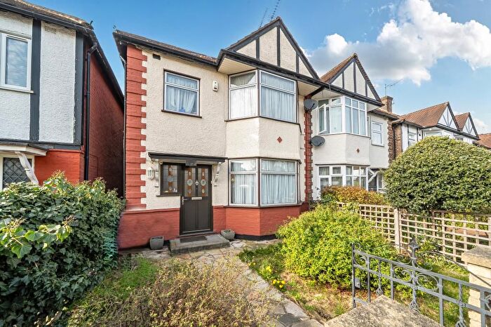 4 Bedroom Semi-Detached House For Sale In Wentworth Avenue, Finchley, N3