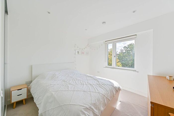 1 Bedroom Flat For Sale In Bradley Road, Clapham Park, London, SW4