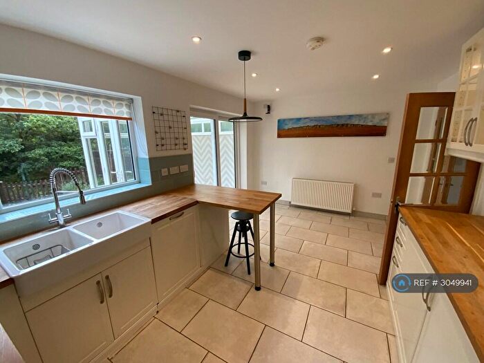 4 Bedroom Semi-Detached House To Rent In Totley Brook Road, Sheffield, S17