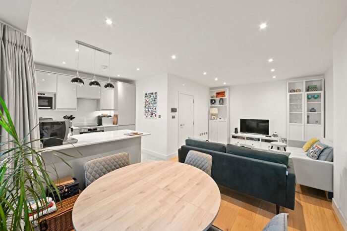 3 Bedroom Maisonette For Sale In Balfour Avenue, Hanwell, London, W7