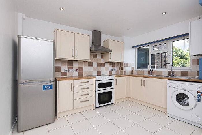 2 Bedroom Flat To Rent In Gideon Road, SW11
