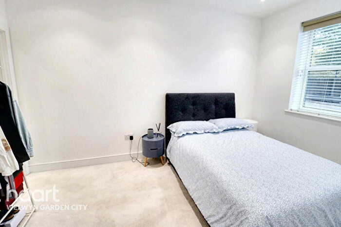 2 Bedroom Apartment For Sale In Great North Road, Hatfield, AL9