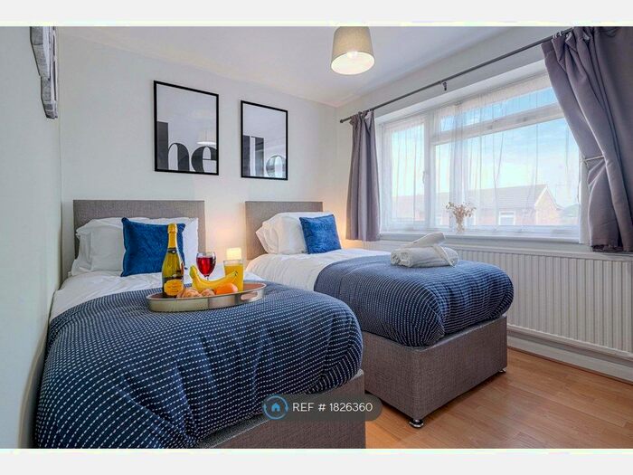 5 Bedroom Detached House To Rent In London Road, Loughton, Milton Keynes, MK5