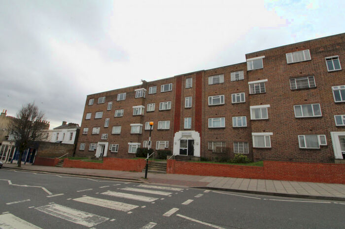 2 Bedroom Apartment To Rent In Denham Court, Kirkdale, SE26
