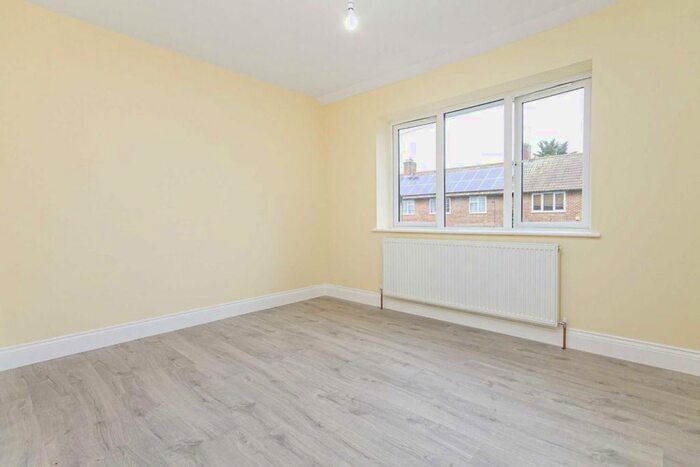 1 Bedroom Flat To Rent In Browning Avenue, London, W7
