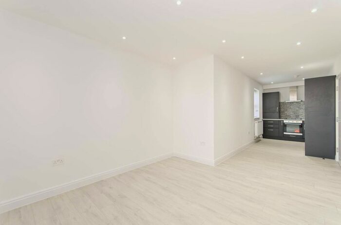 3 Bedroom Flat To Rent In King's Road, Wimbledon, London, SW19