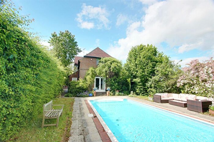 4 Bedroom Detached House For Sale In Hemp Lane, Wigginton, HP23