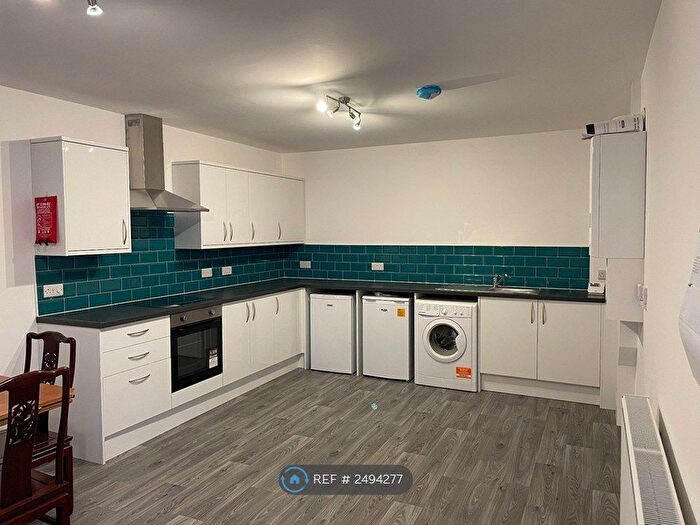 2 Bedroom Flat To Rent In North Hill, Plymouth, PL4