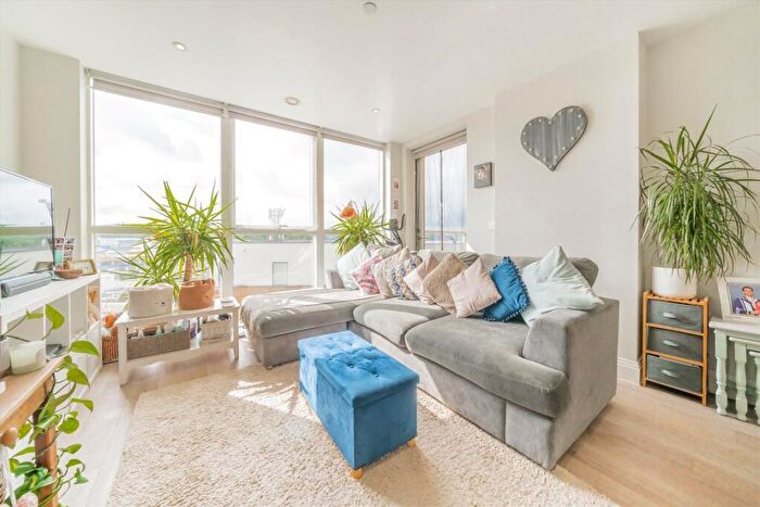 1 Bedroom Flat For Sale In Montmorency Gardens, London, N11