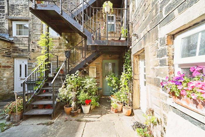 2 Bedroom Maisonette For Sale In Springhill Place, Wilsden, Bradford, BD15