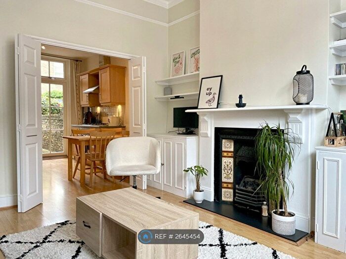 2 Bedroom Flat To Rent In Stormont Road, London, SW11