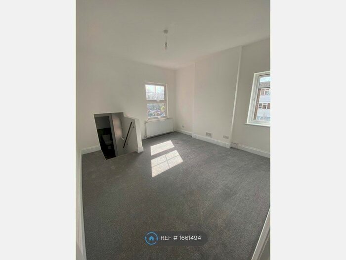 1 Bedroom Flat To Rent In Bluehouse Lane, Oxted, RH8