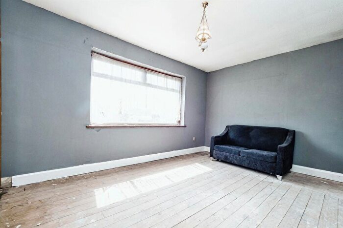 3 Bedroom Semi-Detached House For Sale In Wennington Road, Rainham, RM13