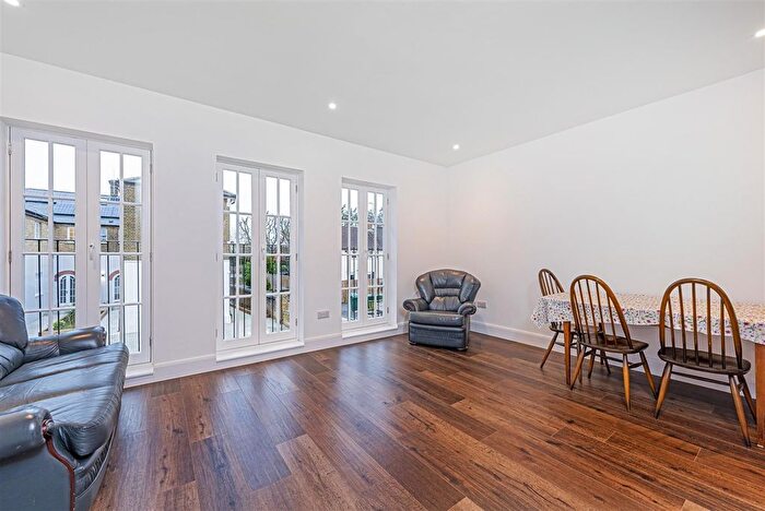 1 Bedroom Flat For Sale In The Yard, Sunbury-On-Thames, TW16