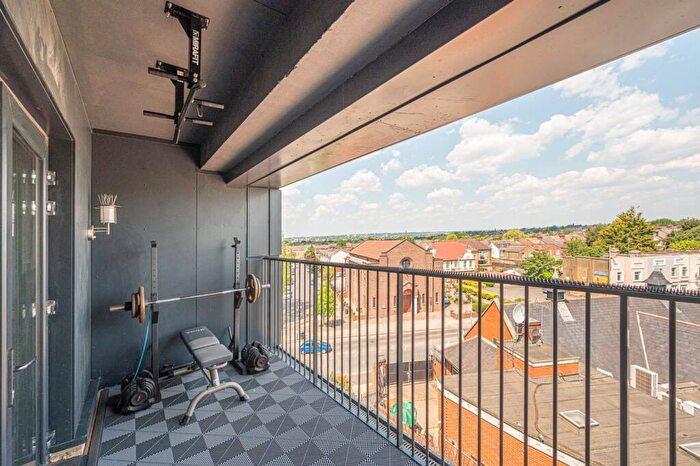 3 Bedroom House To Rent In Woodley Crescent, Cricklewood, NW2