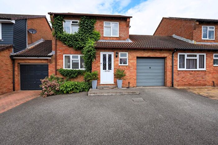 3 Bedroom Link Detached House For Sale In Rope Walk, Hailsham, BN27