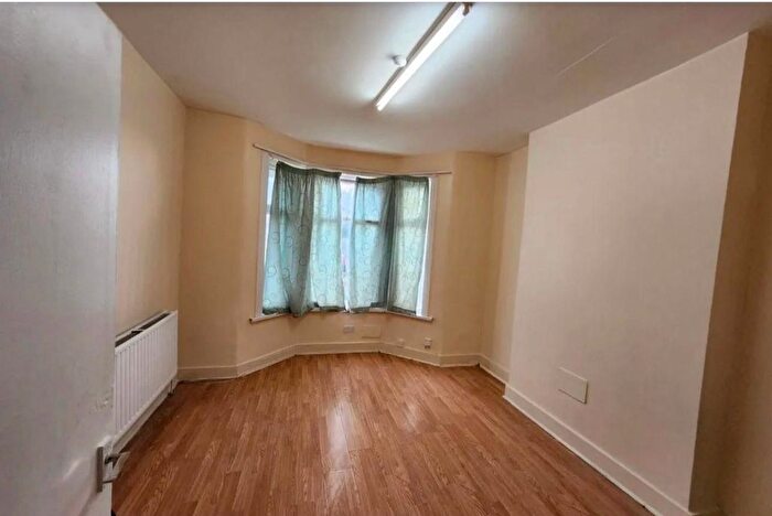2 Bedroom Flat To Rent In Oxford Road, Ilford, IG1