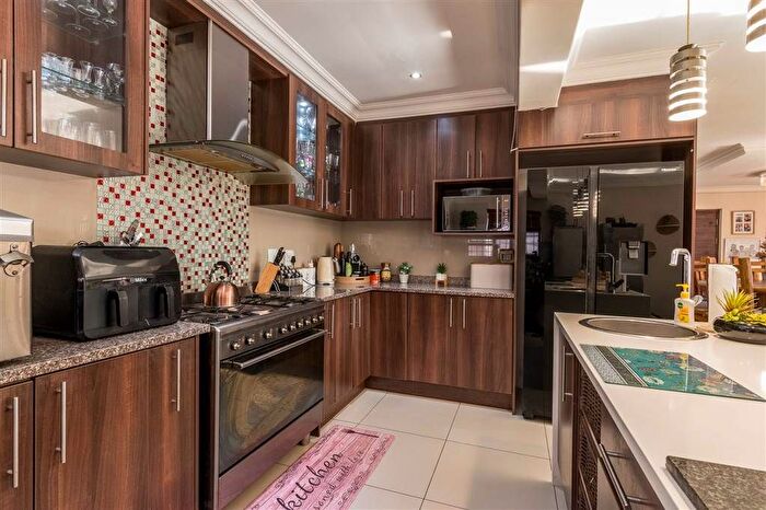 4 Bedroom Semi-Detached House To Rent In London, SW2