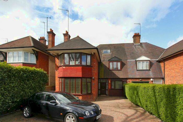 2 Bedroom Maisonette To Rent In Finchley Road, Golders Green, London, NW11