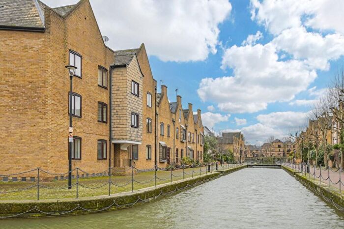 1 Bedroom Flat For Sale In Waterman Way, Wapping, London, E1W