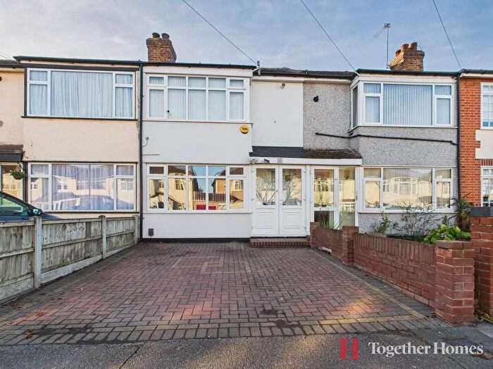 2 Bedroom Property For Sale In Acacia Avenue, Hornchurch, RM12