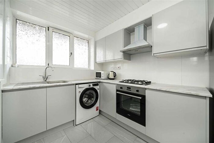 3 Bedroom Flat To Rent In Dennett's Road, London, SE14