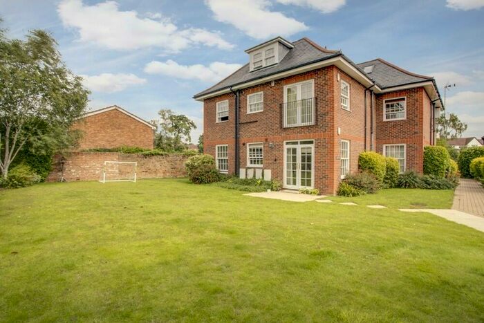 2 Bedroom Penthouse To Rent In Layters Green Lane, Chalfont St Peter, SL9