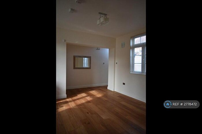 2 Bedroom Flat To Rent In The Broadway, Chesham, HP5