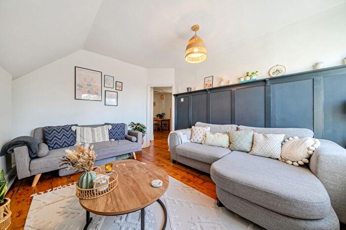 3 Bedroom Flat For Sale In Grove Park Road, Eltham, SE9