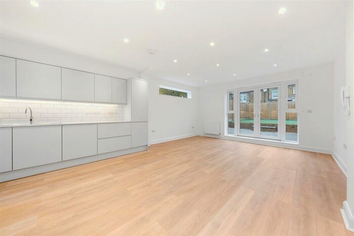 3 Bedroom Flat To Rent In Villiers Road, London, NW2
