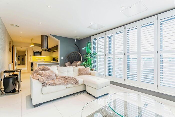 1 Bedroom Penthouse For Sale In Cantelupe Road, East Grinstead, RH19