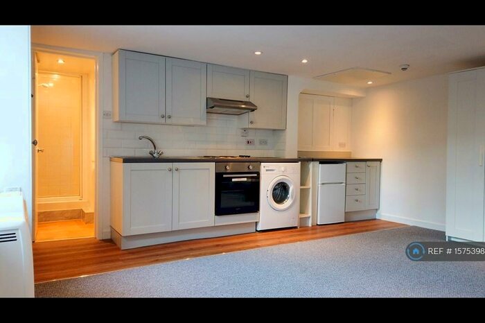 Studio To Rent In Balmoral Place, Halifax, HX1